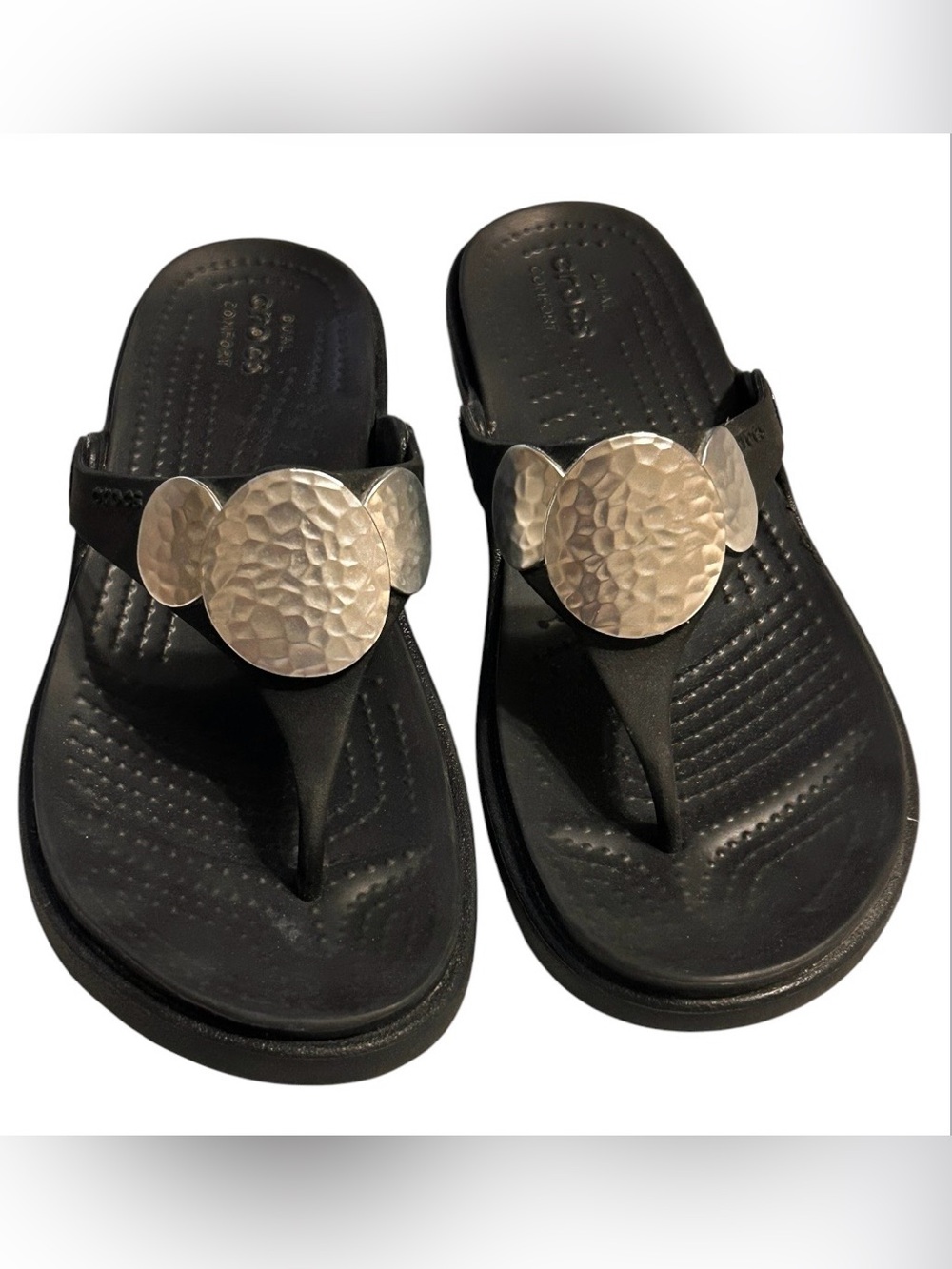 CROCS Sanrah Circle Black Thong Sandal with Hammered Silver Discs Women 7 Casual